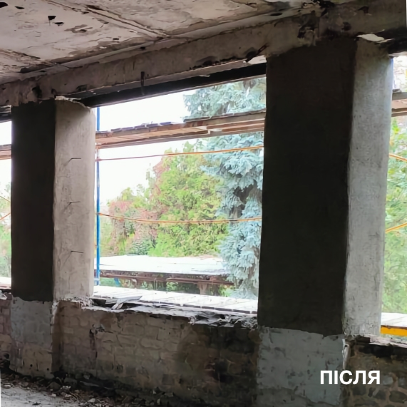 Відновлені цегляні колони
